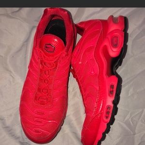 red nike tn